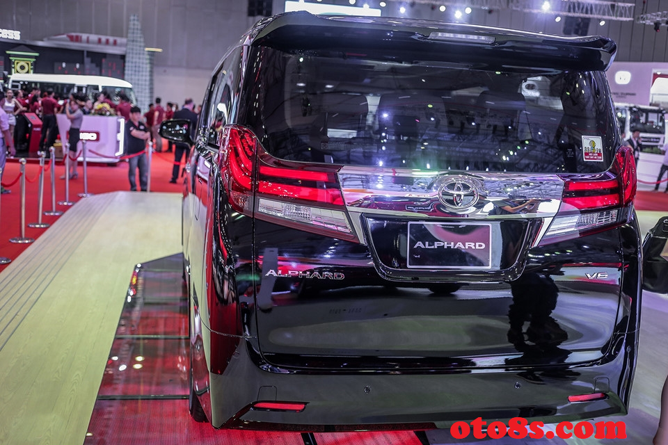 đuôi xe Alphard 2021