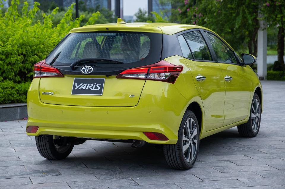 đuôi xe yaris 2021