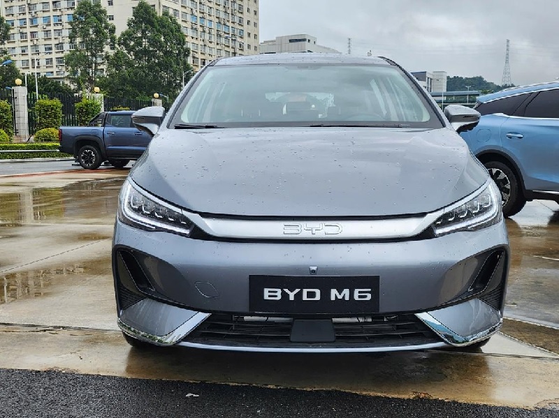 xe BYD M6