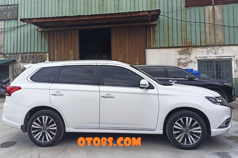 THÂN XE OUTLANDER 2023 PREMIUM