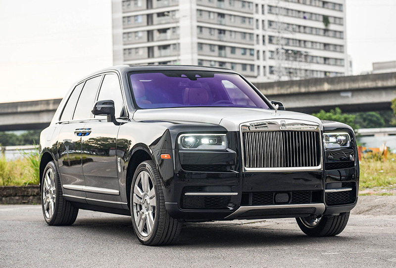 https://oto8s.com/uploads/files/Rolls%20Royce/Rolls%20Royce%20Culinan/1.jpg