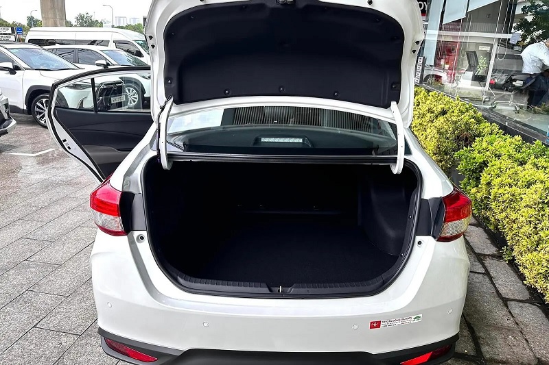 Cốp xe Vios