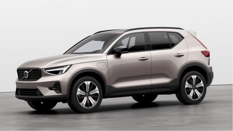 Volvo XC40 2023 màu vàng cát