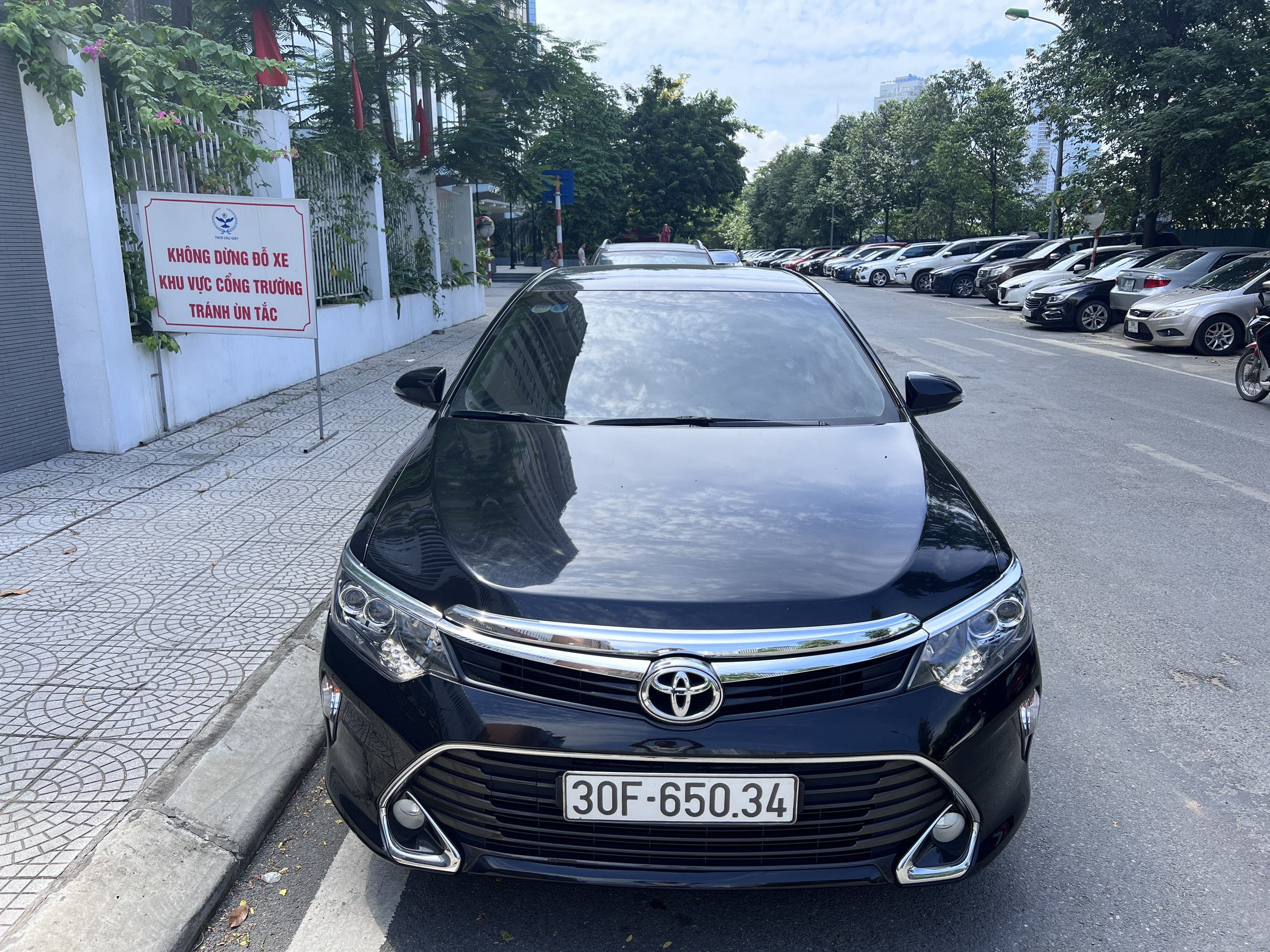 Toyota Camry 2.0AT 2019 biển Hà Nội